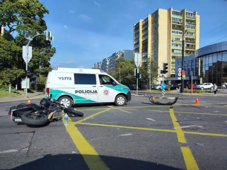 Motociklininko ir Toyota Prius eismo įvykis Vilniuje Didelės spūstys Savanorių prospekte