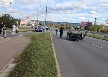Rimta avarija Vilniuje: Apvirto automobilis, sužeistas žmogus