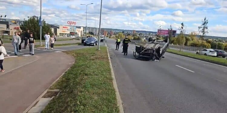 Rimta avarija Vilniuje: Apvirto automobilis, sužeistas žmogus