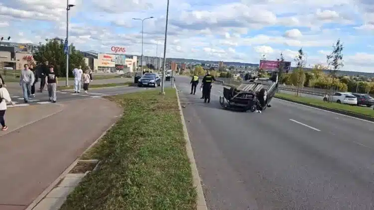 Rimta avarija Vilniuje: Apvirto automobilis, sužeistas žmogus