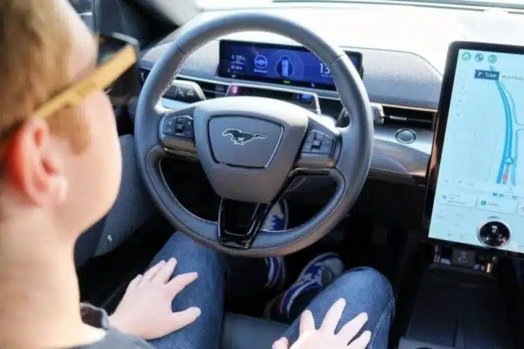 Važiuokite nelaikydami vairo Naujoji Ford sistema tai leidžia ford bluecruise