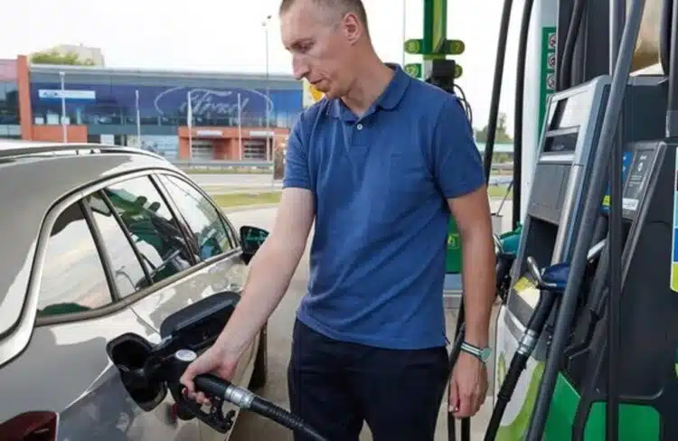 automobilio degalu papildymas degaline kurioje puse bakas