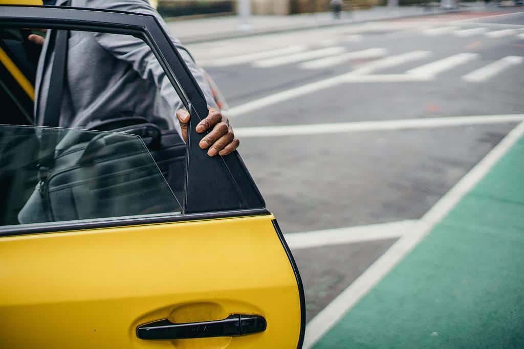 automobilio durys keleivis lipa i automobili