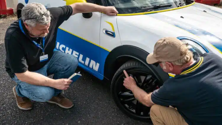 automobilio padangos padanga naujos padangos priekyje ar gale