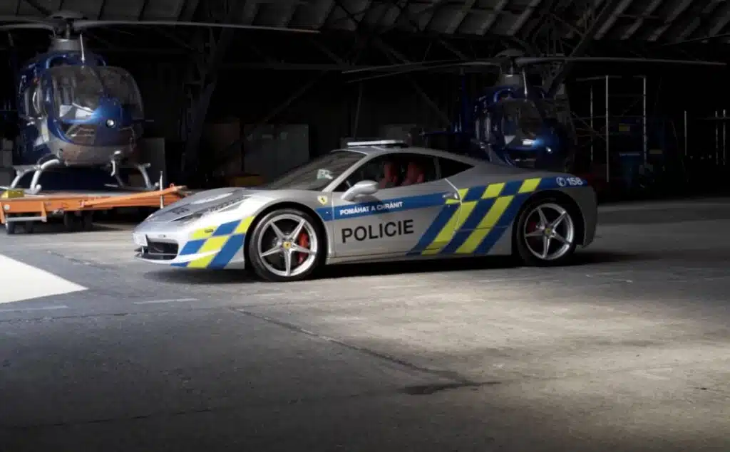 cekijos policija ferrari
