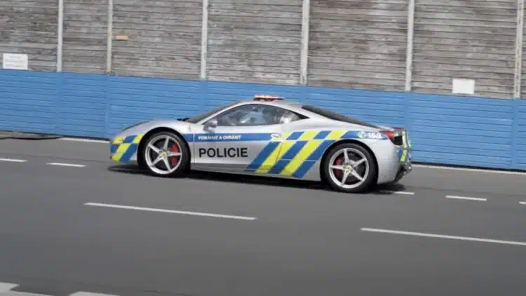 cekijos policija ferrari
