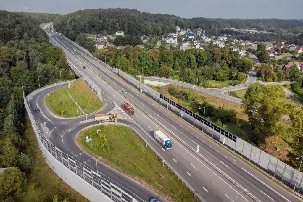 kelias a1 vilnius kaunas klaipeda triuksma mazinancios sieneles saules moduliai zalioji energija grigiskes