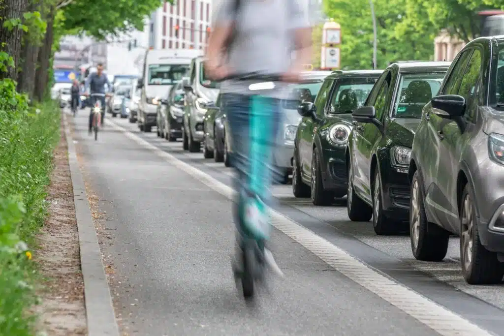 kelias-automobiliai-elektrinis-paspirtukas-dviratininkas