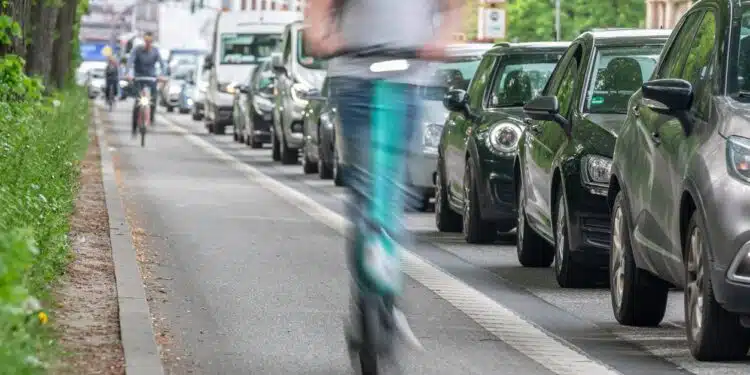 kelias-automobiliai-elektrinis-paspirtukas-dviratininkas