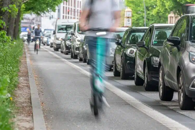 kelias-automobiliai-elektrinis-paspirtukas-dviratininkas