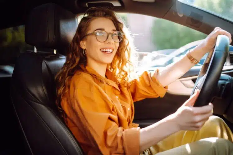moteris vairuoja automobili vairuotoja