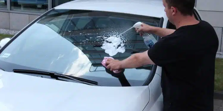 priekinio stiklo plovimas priekinis langas automobilis vyras plauna priekini automobilio stikla