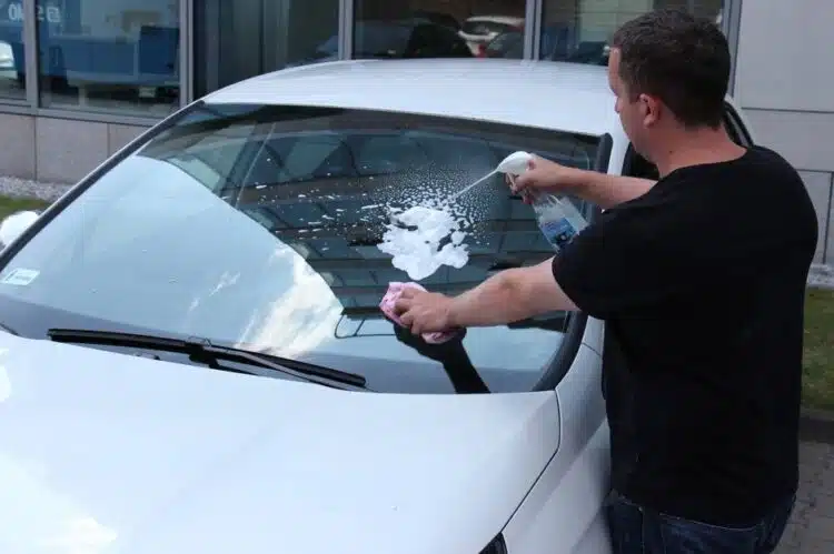 priekinio stiklo plovimas priekinis langas automobilis vyras plauna priekini automobilio stikla