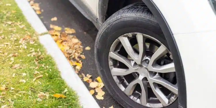 susukti automobilio ratai parkavimasis