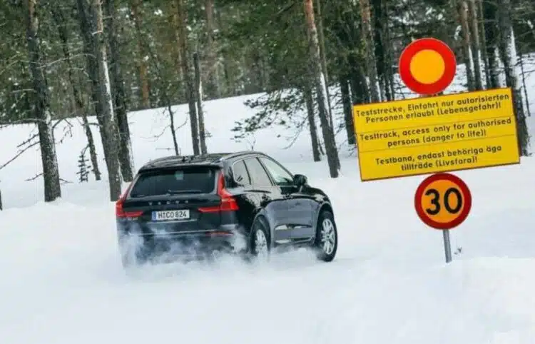 volvo automobilis ziema saugios padangos