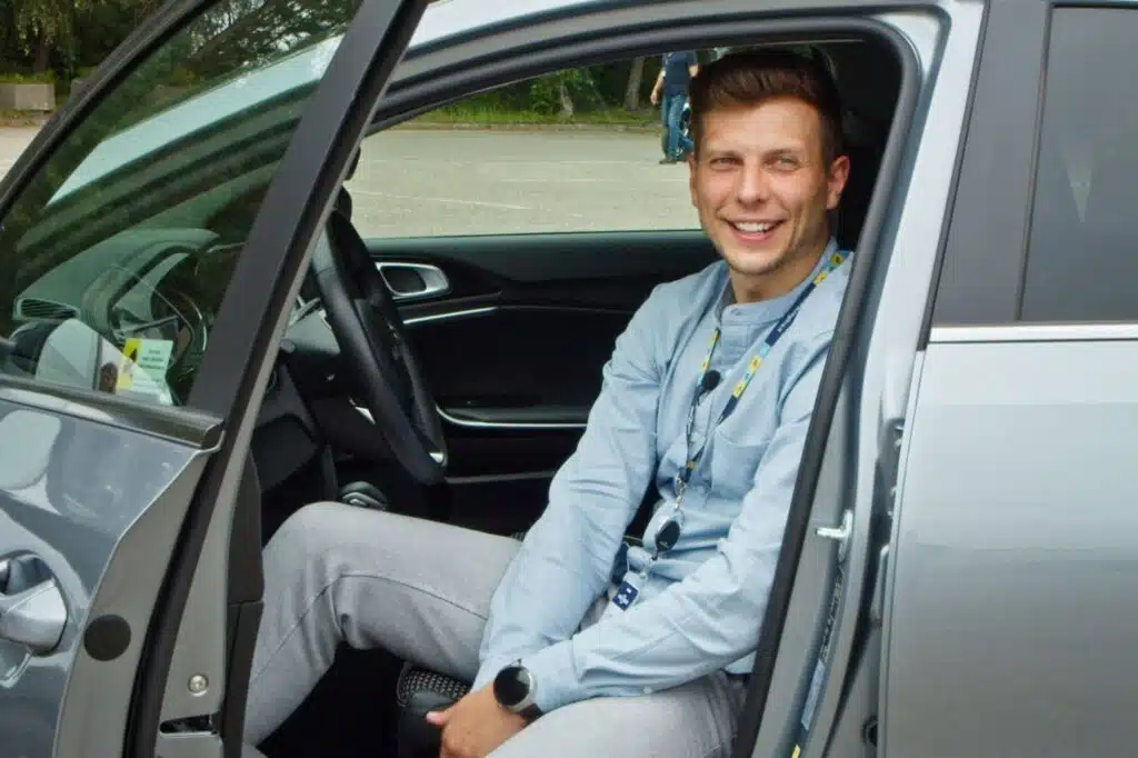 vyras sedi automobilyje vairuotojas regitra