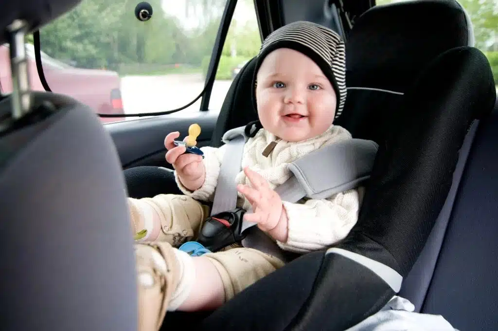 Nerekomenduojama vežti mažų vaikų priekinėse sėdynėse, kai oro pagalvė yra įjungta