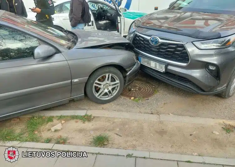 Sulaikytas chuliganiškai vairavęs nepilnametis ir nelegalas