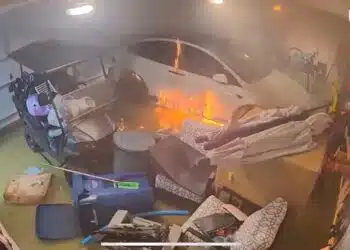 Tesla užsiliepsnojo kai uraganas Helene užtvindė garažą