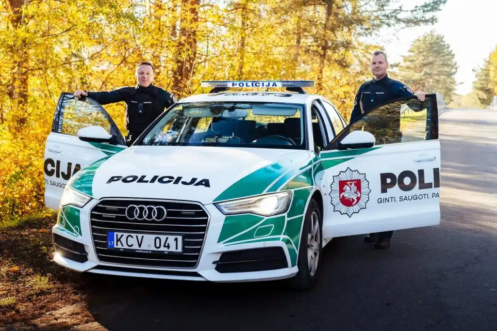 audi policijos tarnybinis automobilis policijos pareigunai ruduo