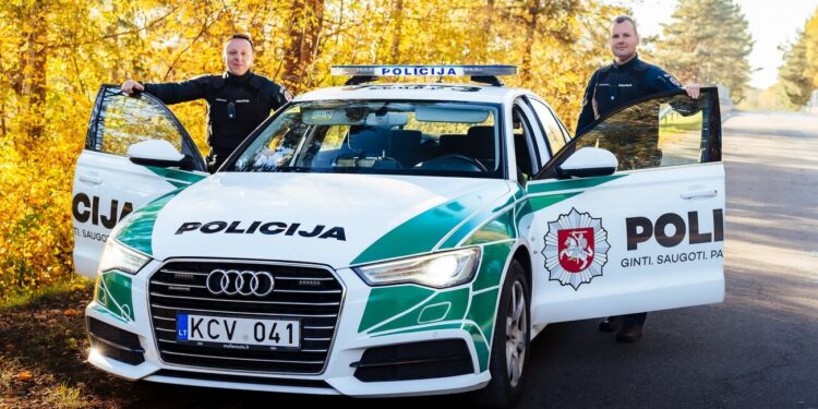 audi policijos tarnybinis automobilis policijos pareigunai ruduo