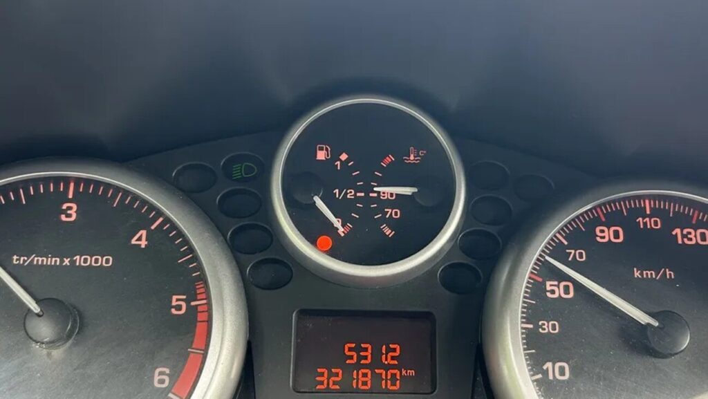 automobilio prietaisu skydelis degalu lygis bake degalu rezervas ant rezervo