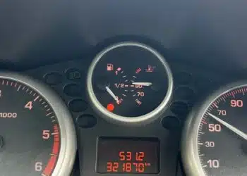 automobilio prietaisu skydelis degalu lygis bake degalu rezervas ant rezervo