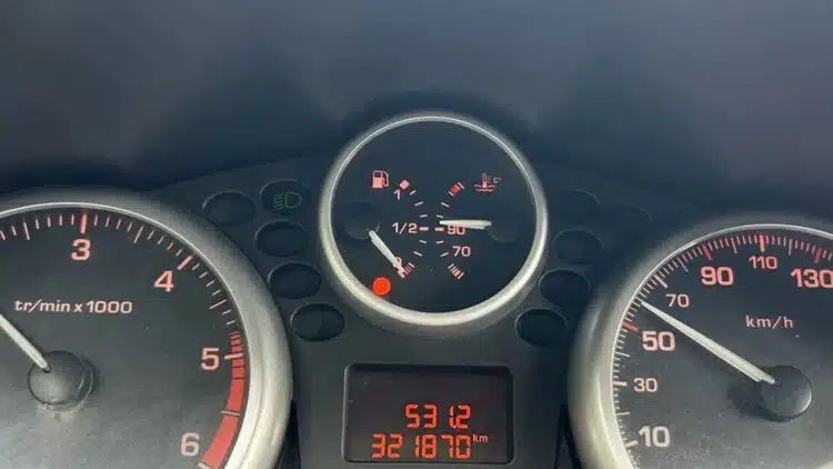 automobilio prietaisu skydelis degalu lygis bake degalu rezervas ant rezervo
