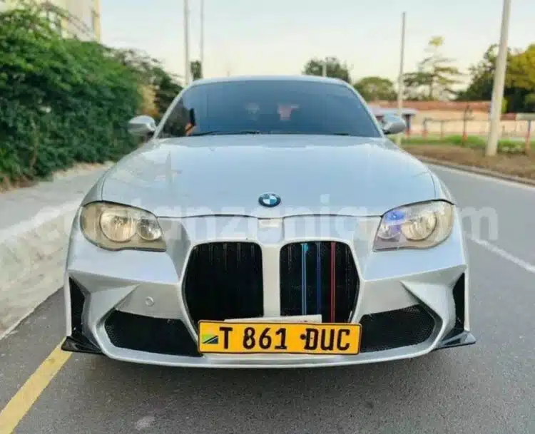 bmw 1 serijos automobilis su m3 g80 bamperiu ir grotelemis