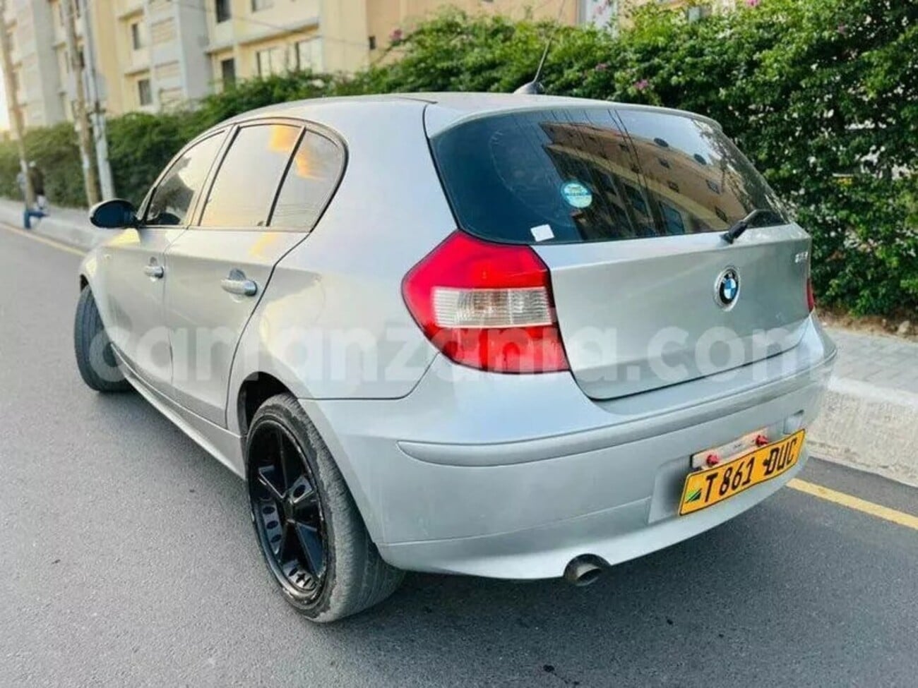 bmw 1 serijos automobilis su m3 g80 bamperiu ir grotelemis