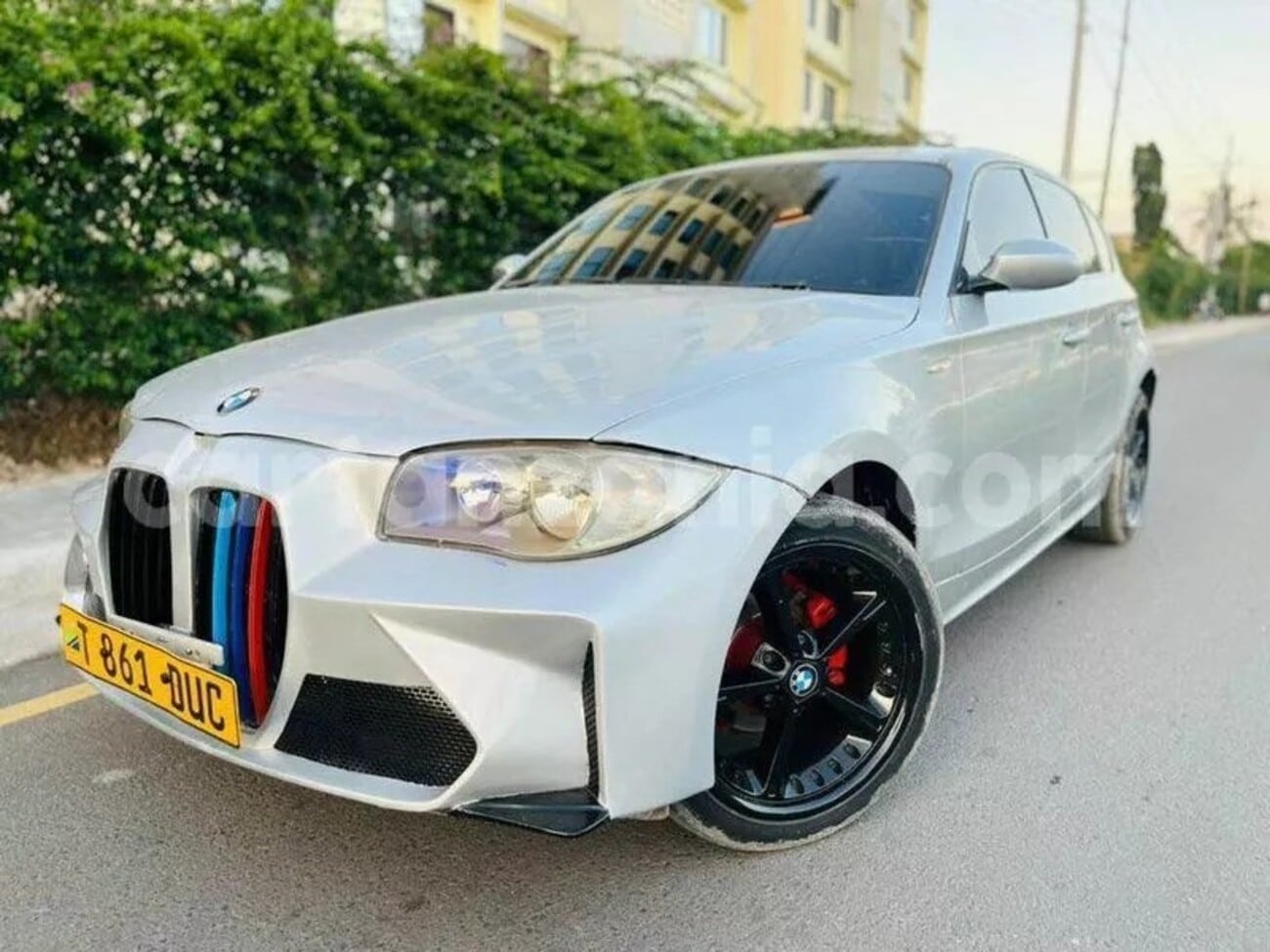 bmw 1 serijos automobilis su m3 g80 bamperiu ir grotelemis