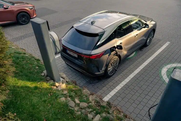 elektrinis hibridinis lexus automobilis ikraunamas