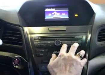 laikrodzio persukimas automobilyje automobilio prietaisu skydelis
