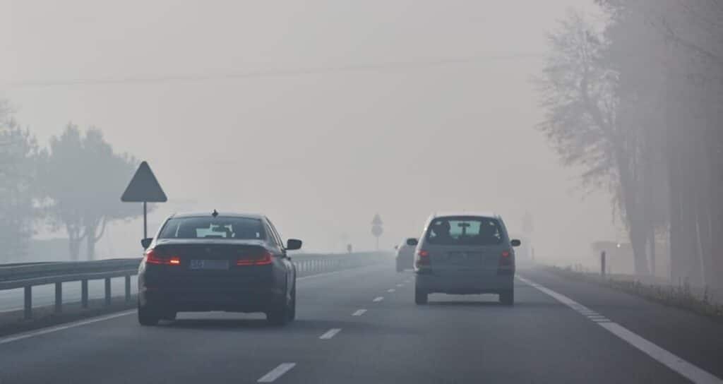 lietus rukas kelias automobiliai