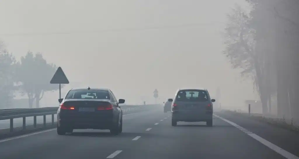 lietus rukas kelias automobiliai