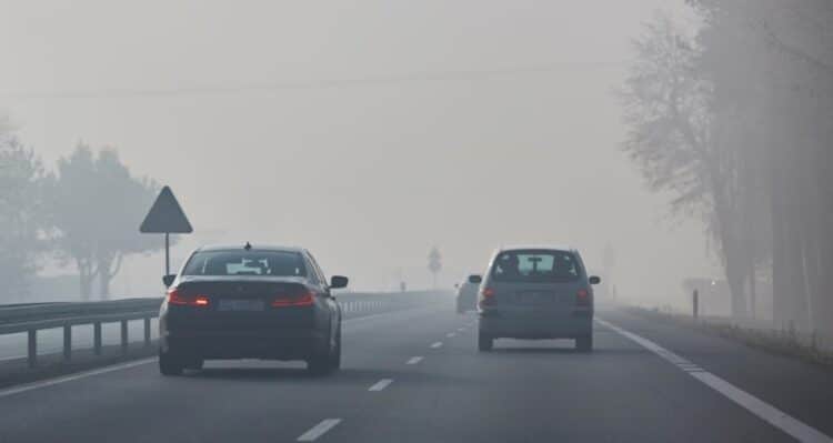 lietus rukas kelias automobiliai