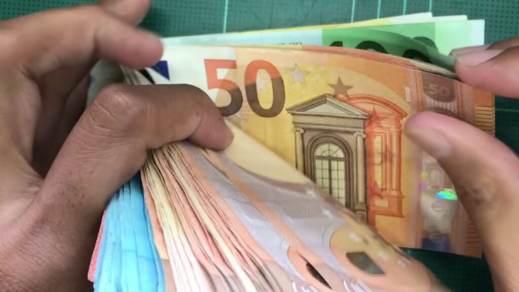 pinigai eurai banknotai grynieji pinigai