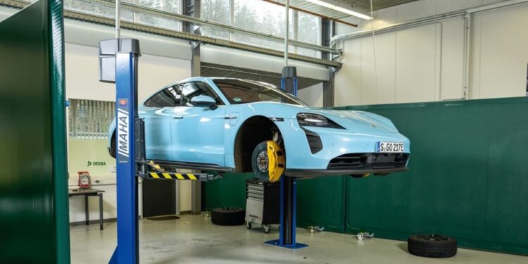 porsche taycan elektromobilis servise