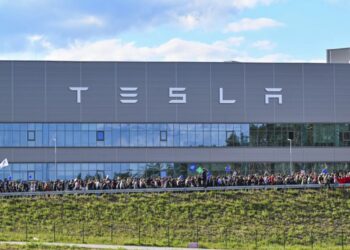 tesla gamykla