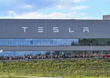 tesla gamykla