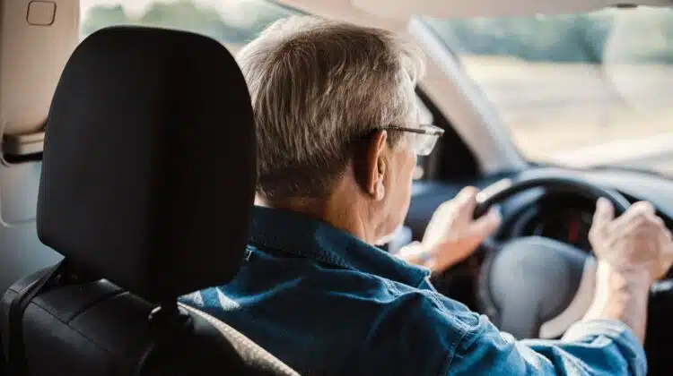 vyras vairuoja automobilio vairuotoju sveikatos patikra