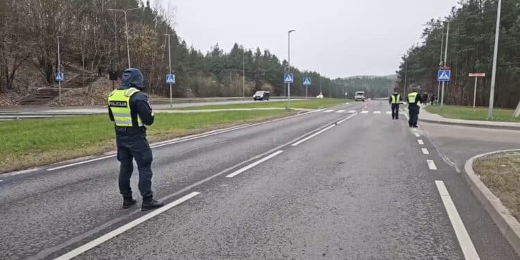 STOP kadras iš „Hibridinis paparacas“ vaizdo įrašo