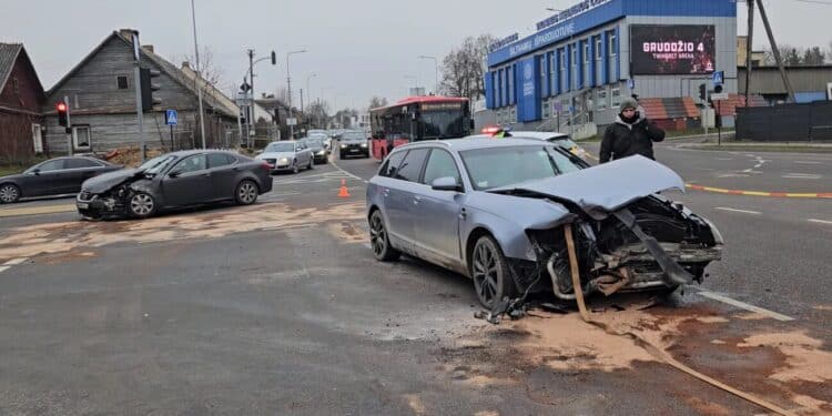 Avarija Vilniuje Liepkalnio sankryžoje susidūrė „Lexus“ ir „Audi“, nukentėjo vairuotojas liepkalnio gatve dunojaus gatve