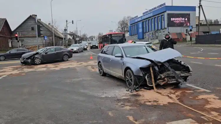 Avarija Vilniuje Liepkalnio sankryžoje susidūrė „Lexus“ ir „Audi“, nukentėjo vairuotojas liepkalnio gatve dunojaus gatve