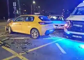 Greitosios pagalbos automobilis pateko į kelių automobilių avariją netoli prekybos centro ,,Mada“
