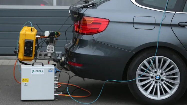 Išmetamųjų teršalų kiekio tikrinimas bmw automobilis