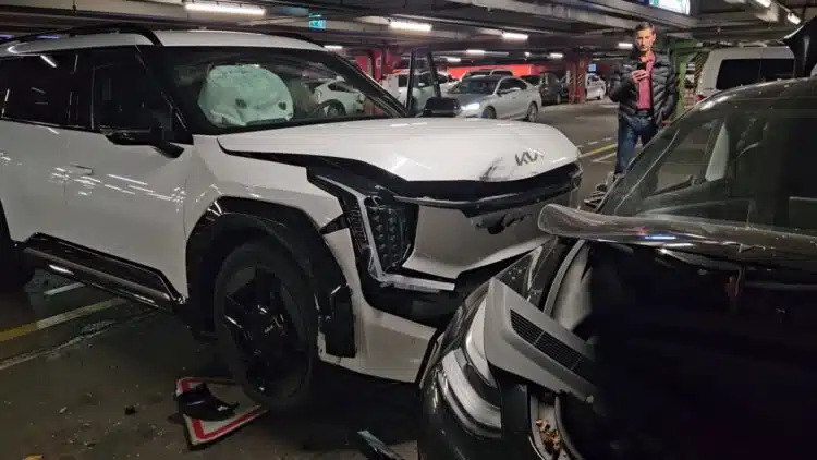 Masinis susidūrimas PC Panorama Vilniuje KIA vairuotojas supainiojo pedalus
