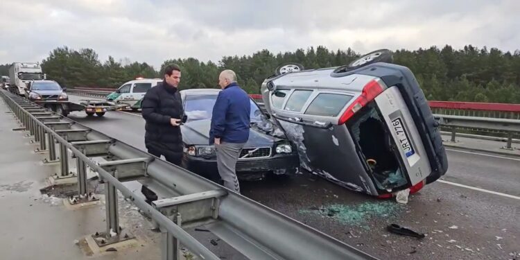 Nemenčinėje apvirto lengvasis automobilis sužeisti žmonės volvo audi