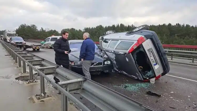 Nemenčinėje apvirto lengvasis automobilis sužeisti žmonės volvo audi