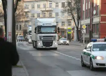 Seimas pritaria pakeitimams: Policija nebeturės lydėti negabaritinių transporto priemonių